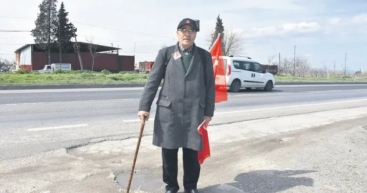 İzmir’den Çanakkale’ye bastonuyla yürüyor