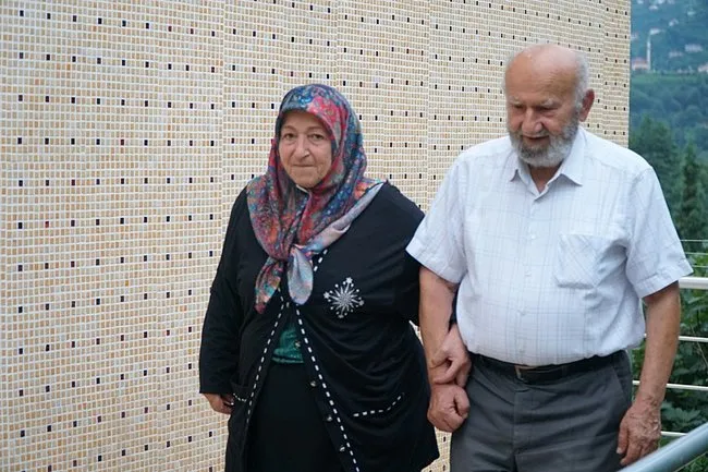rize-bakan-goktasin-ziyaret-ettigi-63-yillik-evli-ciftin-mutluluk-sirri-hosgoru-1756368448724.jpeg