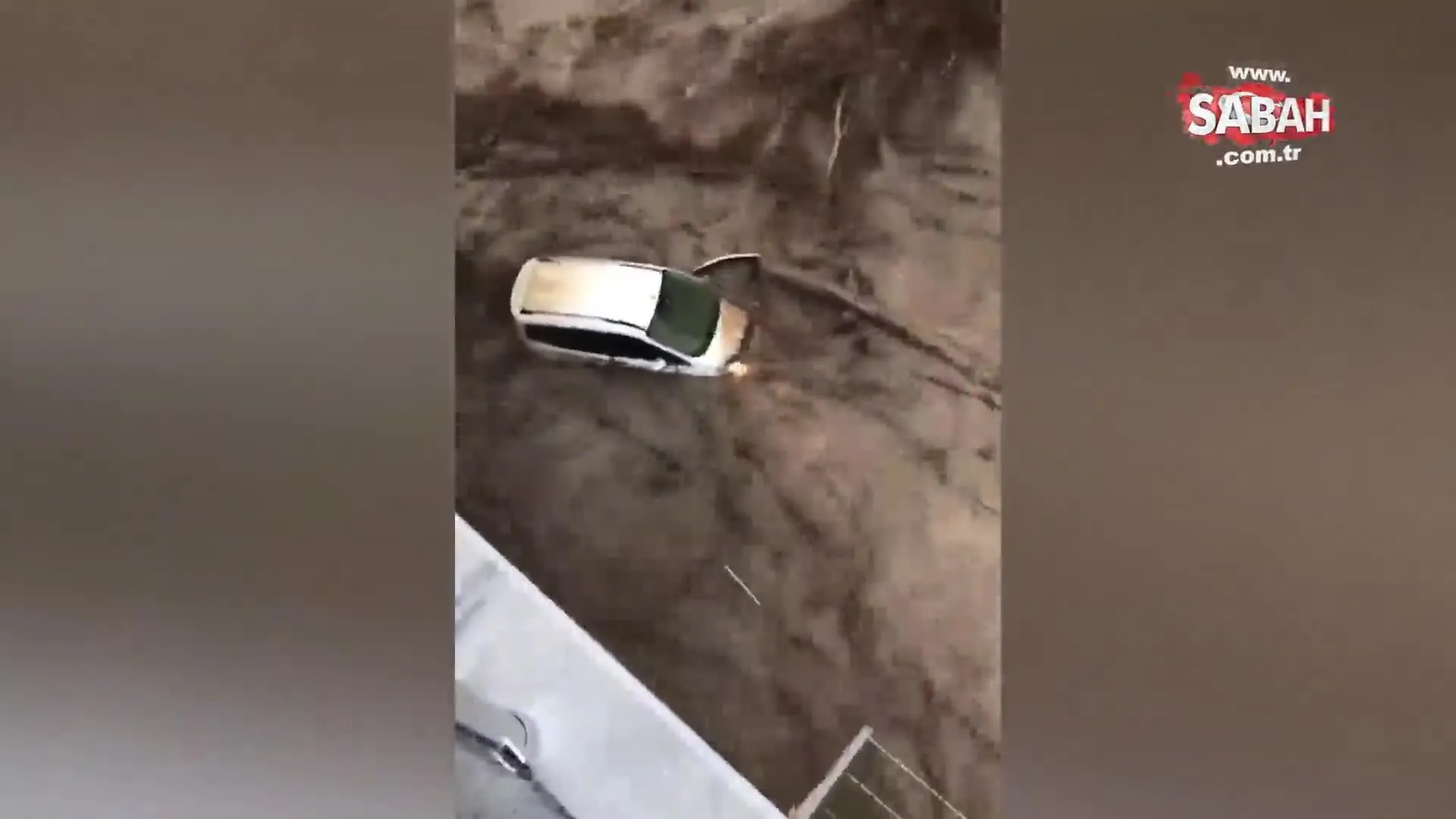kastamonu bozkurt ta aci goruntu arabasinin icinden cikti sel sularina boyle kapildi video videosunu izle son dakika haberleri