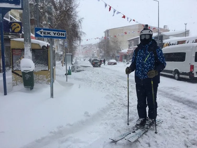 Sibirya değil Türkiye! O ilimizde 55 yılın rekoru kırıldı: Caddede kayak yaptılar!