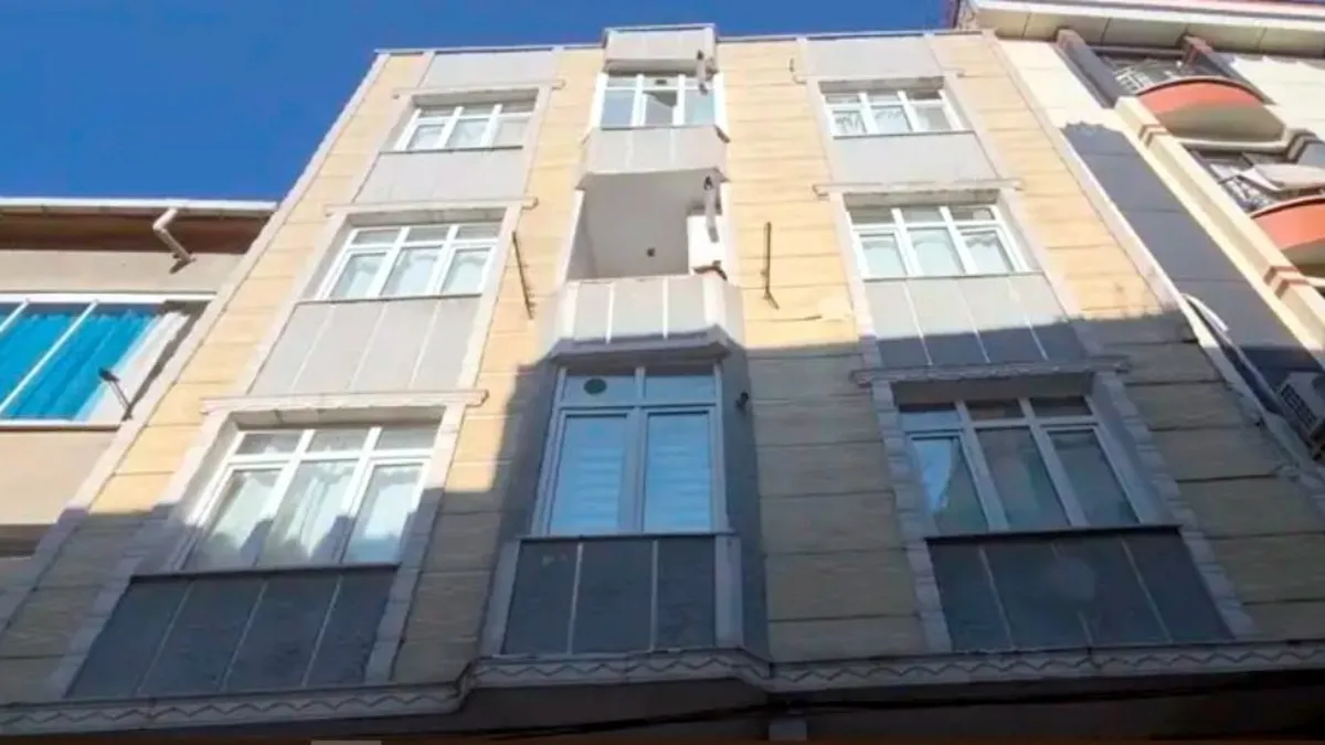 Sultangazi'de kolonlarında çatlaklar oluşan ve sesler gelen 3 katlı bina tahliye edilip mühürlendi.