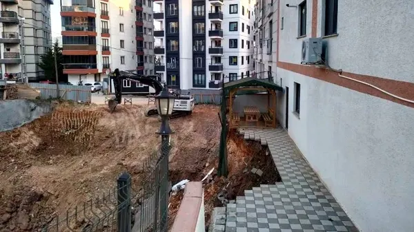 insaatin-istinat-duvari-cokunce-5-katli-bina-tahliye-edildi-1786189735063.jpeg