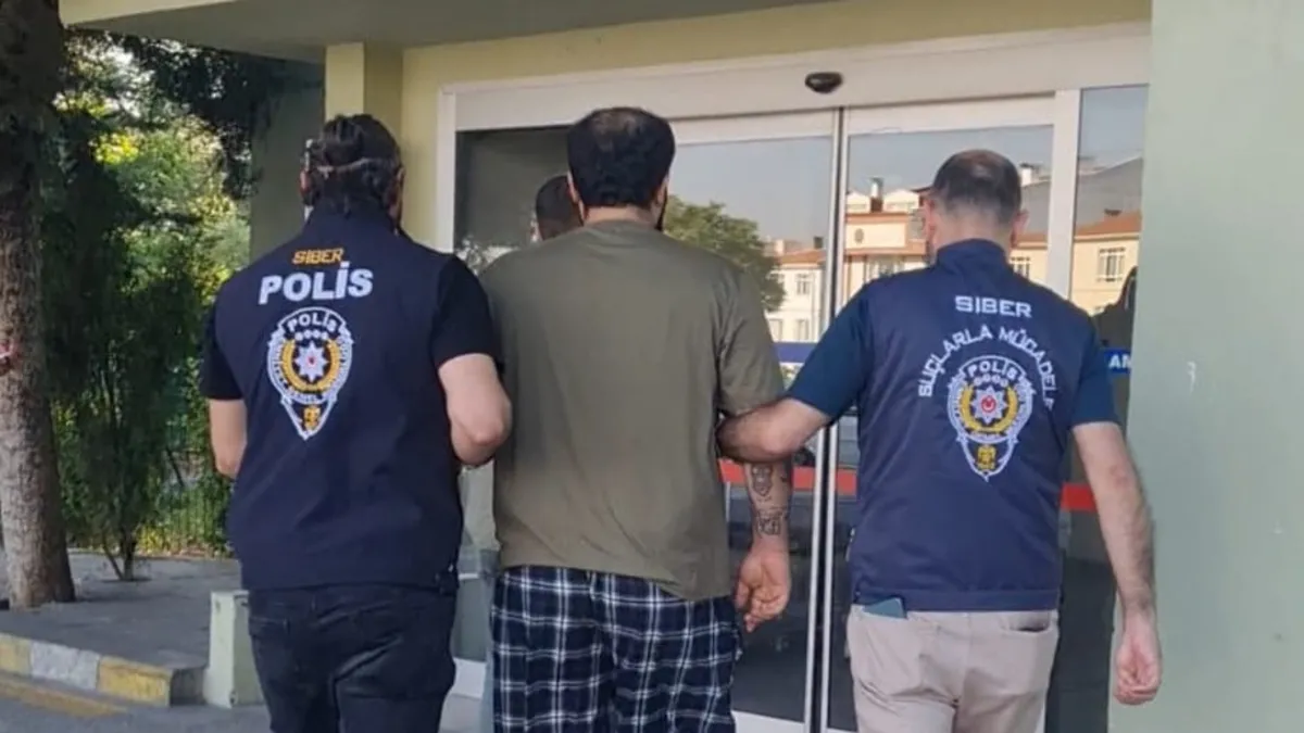Başkentte siber dolandırıcılık operasyonu: 2 hükümlü yakalandı Başkentte siber dolandırıcılık operasyonu: 2 hükümlü yakalandı