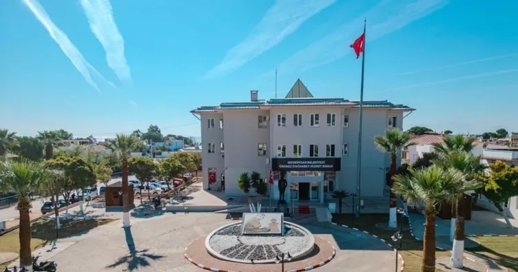 SON DAKİKA... Seferihisar Belediyesi’ne rüşvet operasyonu! Başkan Yardımcısı Gökhan Pehlivan ile Veli Ağbaba’nın danışmanı Özlem Akyıldız gözaltında