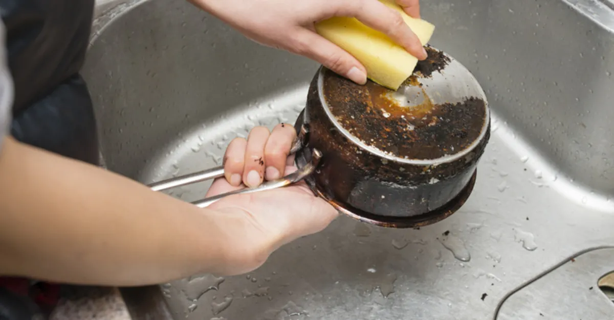 Kararmış tencereleri 10 dakikada ilk günkü haline getiriyor -