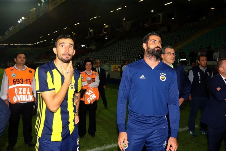 Fenerbahçeli futbolcular taraftardan özür diledi!