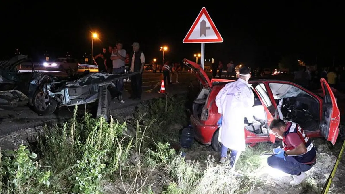 Burdur'da feci kaza: 2 ölü, 3 yaralı