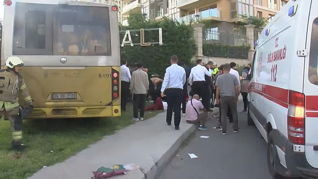 son-dakika-zeytinburnunda-iett-otobusu-site-duvarina-carpti-yaralilar-var-1787928336363.jpeg