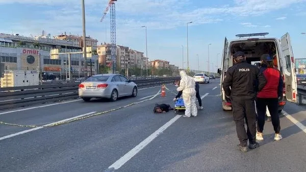 Bakırköy’de ilginç olay! Yol ortasına yatarak trafiği kesti: Ekipler böyle müdahale etti