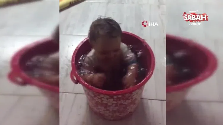 Adana’da sıcaktan bunalan bebek su dolu kovada böyle serinledi