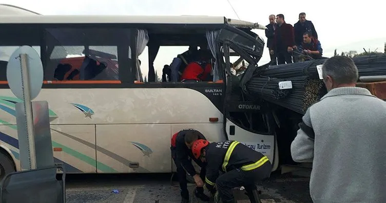 Gebze’de işçi servisi TIR’a çarptı: 14 yaralı!
