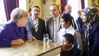 Merkel, saldırıya uğrayan Fatih Camii'nin imamıyla görüştü