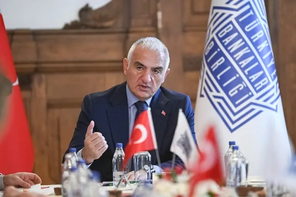 bankacilik-ve-turizm-zirvesinde-kritik-bulusma-yaz-sezonu-masaya-yatirildi-1778670706127.jpg