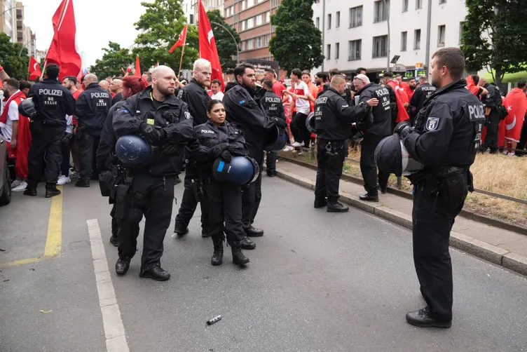 SON DAKİKA: Almanlar uslu durmuyor! Berlin’de Türk taraftarların yürüyüşü durduruldu: Bazı taraftarlar gözaltına alındı…