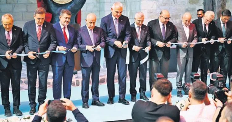 Bakan Ersoy beş camiyi ibadete açtı