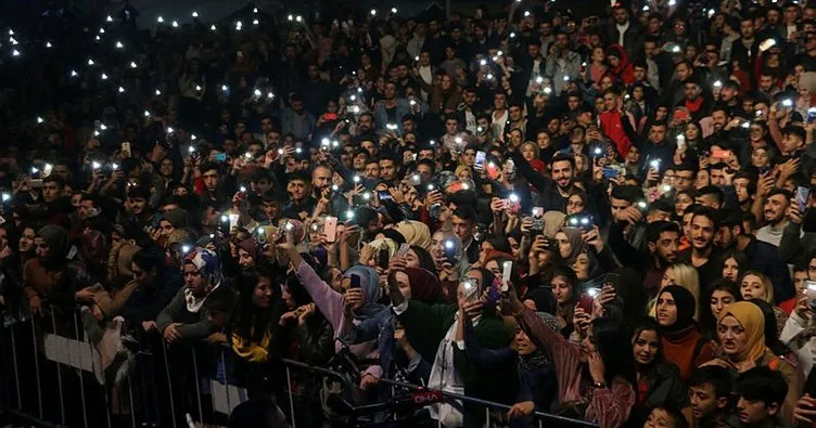 Siirt’te binlerce kişi Manuş Baba konserini izledi