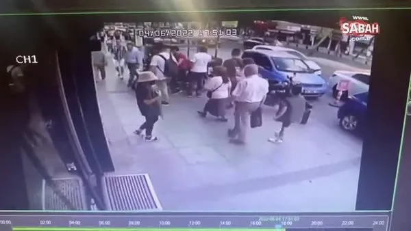 Perdeleme yöntemiyle kaldırımda yürüyen kadının cep telefonunu çaldılar | Video