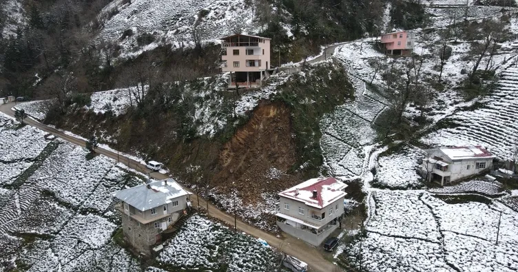 Rize’de 3 ev yıkılma tehlikesi altında