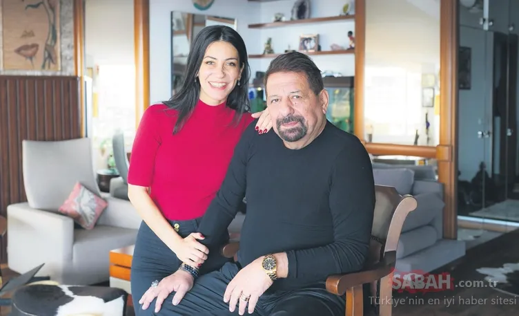 73 yaşındaki Erman Toroğlu ve genç eşi Ezgi Yavuz evlerinin kapılarını SABAH Pazar'a açtı!