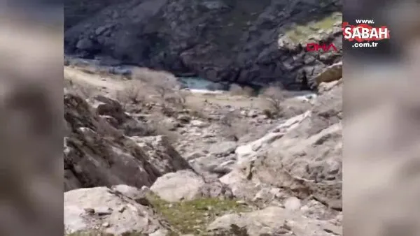 Bitlis'te halatla inilen mağarada teröristlere ait malzemeler ele geçirildi | Video