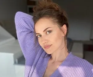 Fahriye Evcen güzelliğini annesinden almış... Burak Özçivit'in eşi Fahriye Evcen'in annesi Hatime Evcen'in gençlik fotoğrafını gören söylemeden edemedi...