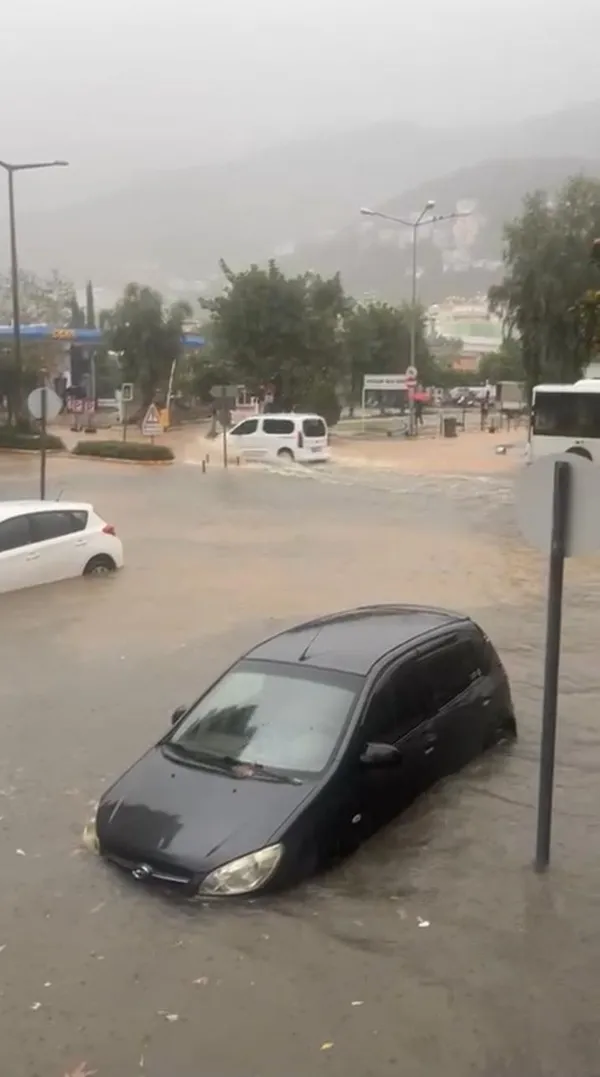 alanyada-saganak-yagis-hayati-felc-etti-yollar-gole-dondu-araclar-mahsur-kaldi-1765118391373.jpg