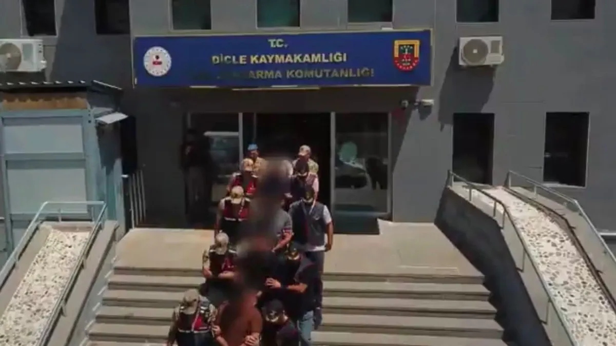 Diyarbakır’da 5 yıl önceki cinayette düğüm çözüldü: 18 gözaltı, 7 tutuklama Diyarbakır’da 5 yıl önceki cinayette düğüm çözüldü: 18 gözaltı, 7 tutuklama