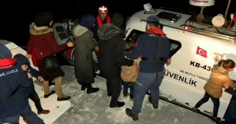 Kaçak göçmenler, teknelerinin motoru bozulup, yardım isteyince yakalandı