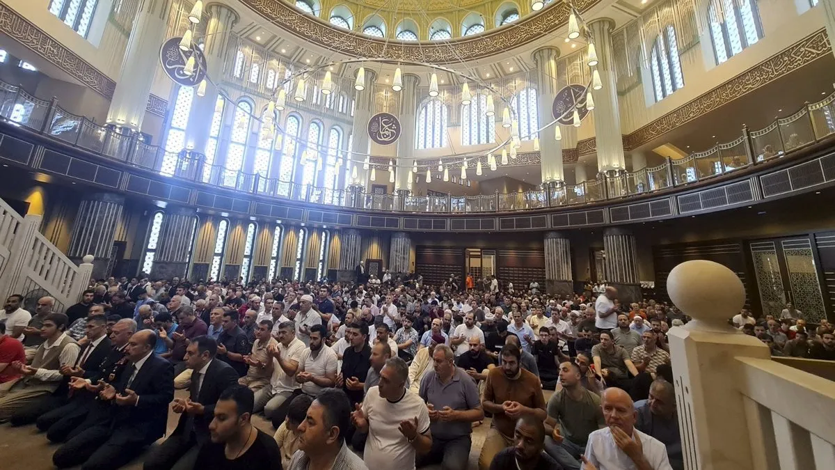 Zafer bayramında şehitler için Taksim Camisi'nde hatim indirilip Kur'an-ı Kerim okundu