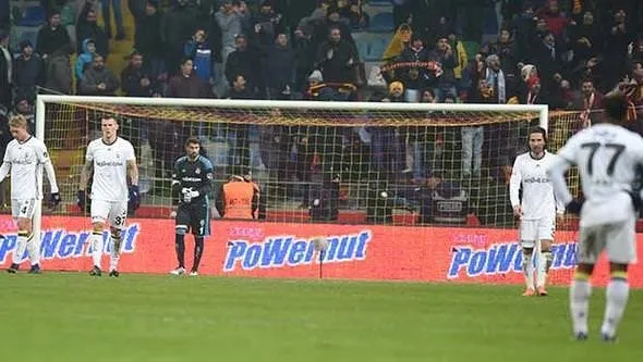 Sneijder tek başına Fenerbahçe'yi yakaladı!