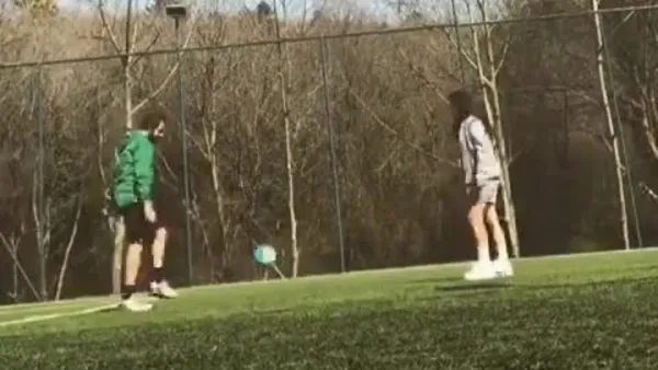 Erkan Kolçak Köstendil eşi Cansu Tosun ile futbol oynayarak böyle vakit geçiriyor | Video