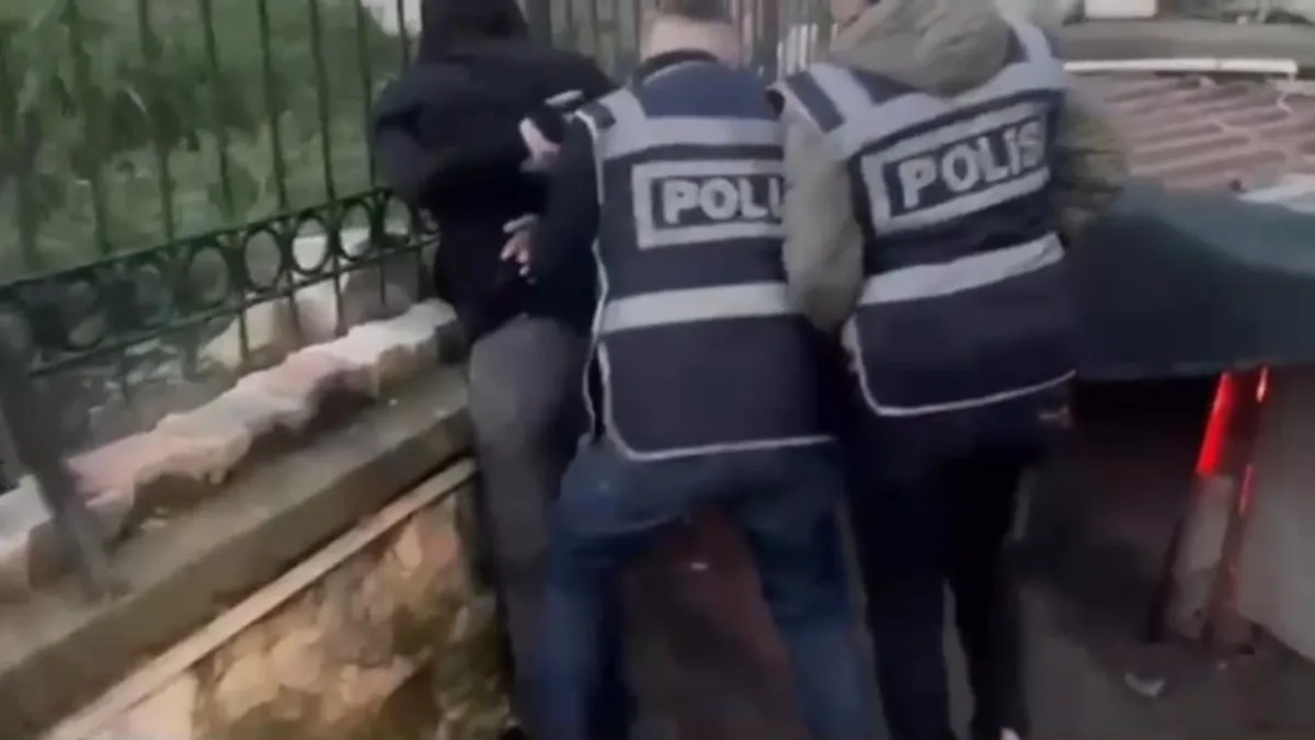 Tavuk kümesinde gelen öksürük ekipleri alarma geçirdi: 44 yıl hapisle aranan firari yakalandı Tavuk kümesinde gelen öksürük ekipleri alarma geçirdi: 44 yıl hapisle aranan firari yakalandı