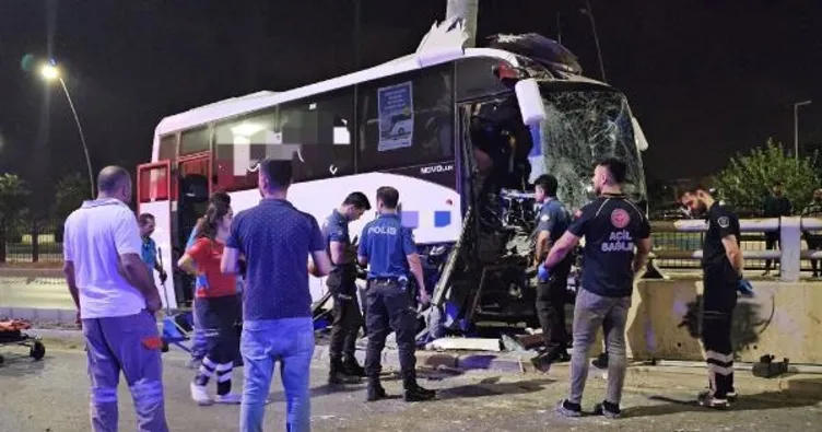 Adana’da midibüs direğe çarptı: 5 yaralı