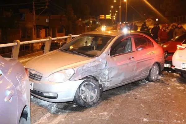 Samsun’da ’buzlanma’ nedeniyle 14 araç birbirine girdi