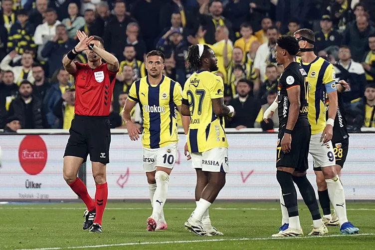Fenerbahçe taraftarlarından büyük tepki! Maç sonunda DJ kabinine saldırı | Yönetim istifa tezahüratları...