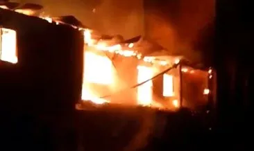 Sivas’ta iki katlı ahşap ev kül oldu #sivas