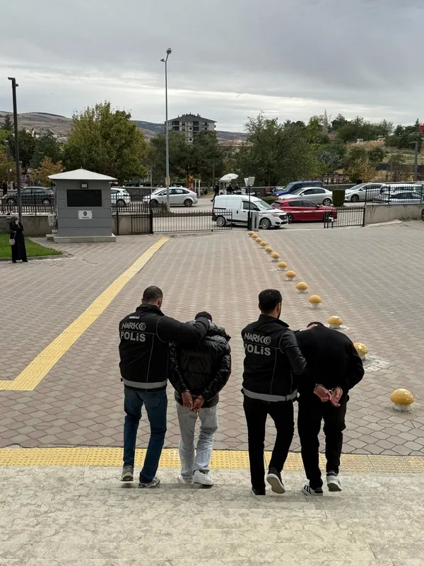 110-sentetik-uyusturucu-ele-gecirildi-3-supheli-tutuklandi-1790963983056.jpg