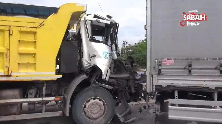 Kocaeli'de 3 araç birbirine girdi: 4 yaralı | Video