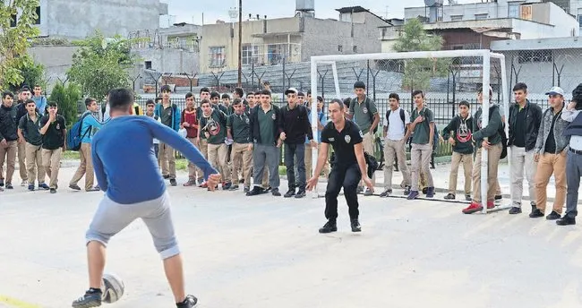 Polisten önce operasyon sonra öğrencilerle maç