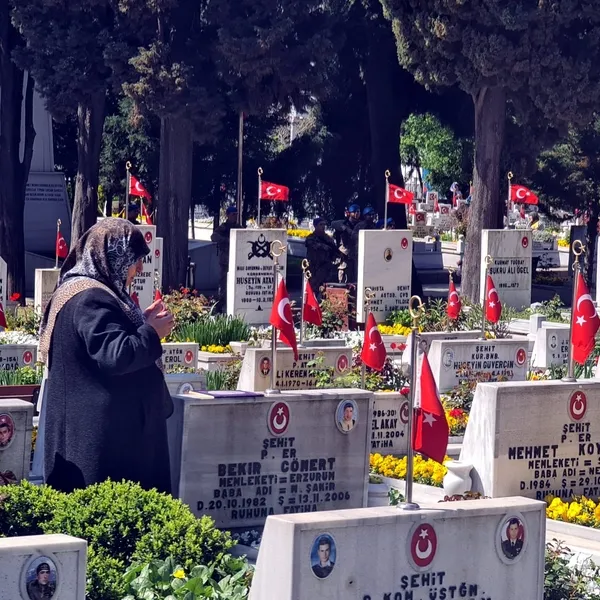 bayram-oncesi-sehitler-unutulmadi-bayram-arifesinde-mezarliklar-ziyaretcilerle-doldu-askerler-sehitlikte-saygi-1743255661169.jpg