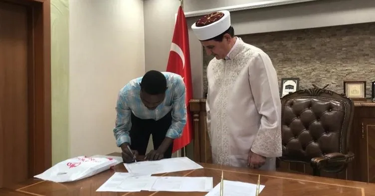Beninli genç Türkiye’de müslüman olup “Halit” ismini aldı
