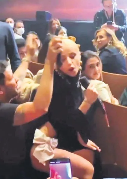 Şarkıcı Gülşen’in kucak dansına tepki yağıyor: O görüntü kadınların mücadelesine ihanet!