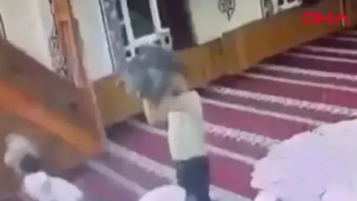 Namaz esnasında imama tabureli saldırı! Gözaltına alındı...