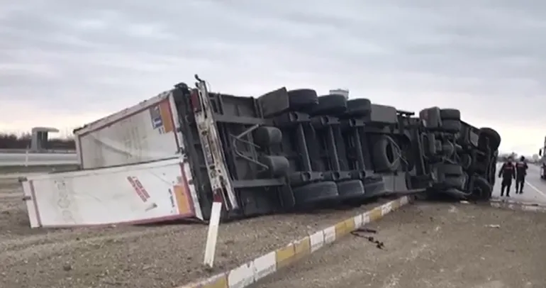Konya’da iplik yüklü tır devrildi: 1 yaralı