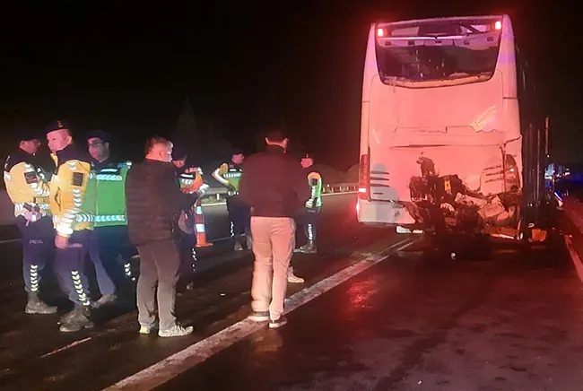 adanada-tirla-tur-otobusu-carpisti-1i-agir-15-kisi-yaralandi-1763936073623.jpg