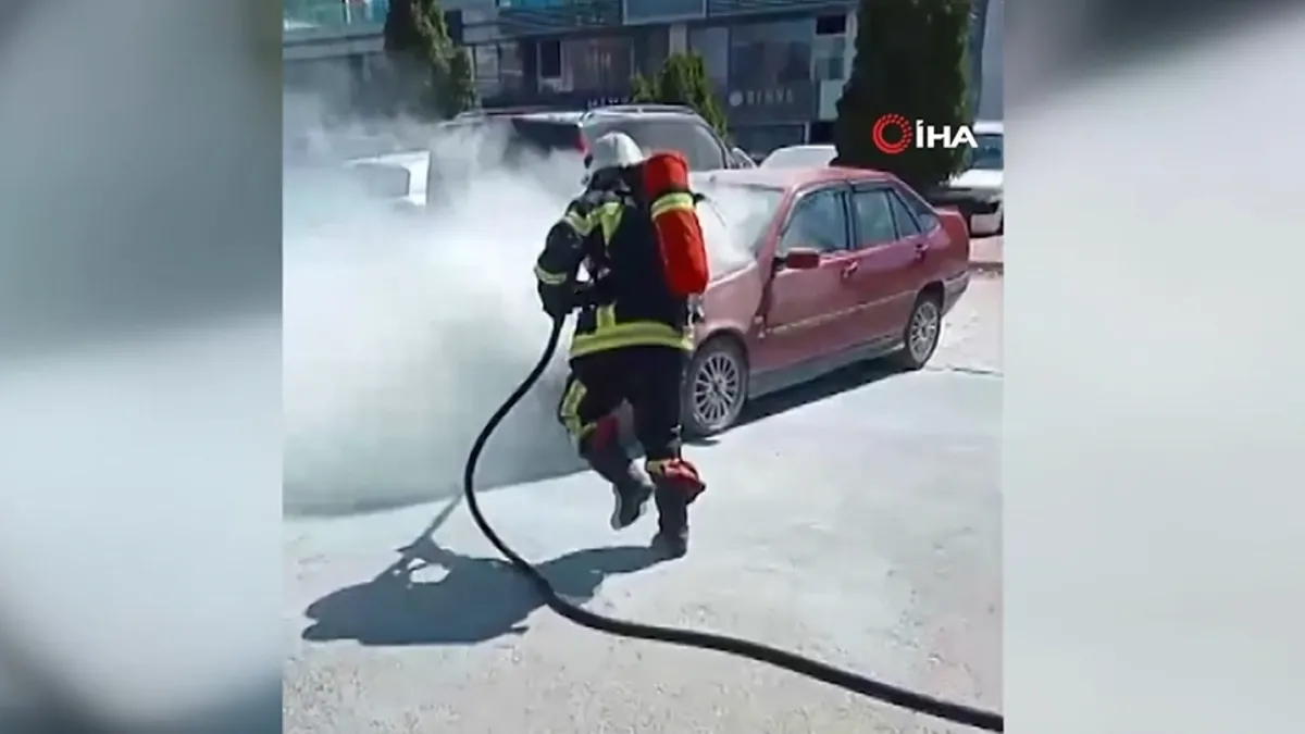Park halindeki otomobilde çıkan yangını itfaiye ekipleri söndürdü