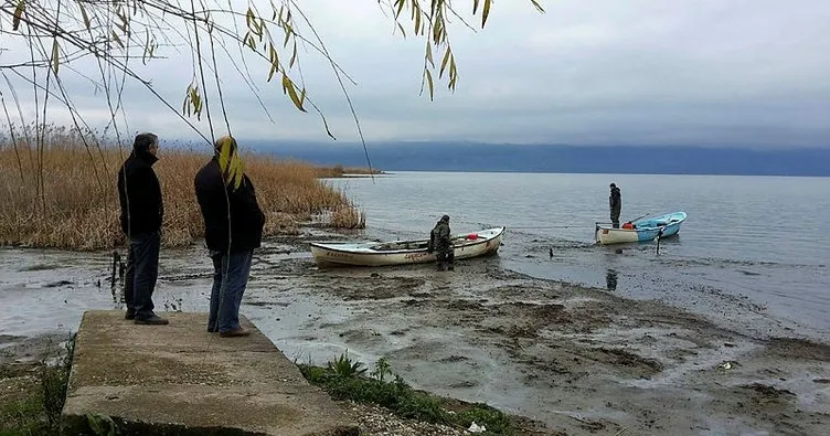 İznik gölü 5 metre çekildiÇekilen gölde balıkçı kayıkları mahsur kaldı