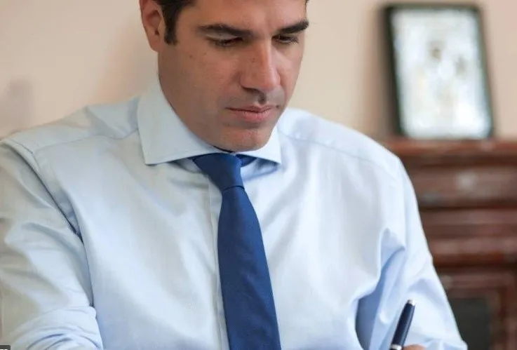 Yunanistan karıştı! Sağlık Bakanı’nın babasının mahkemede yaptığı hareket ülke gündemine oturdu