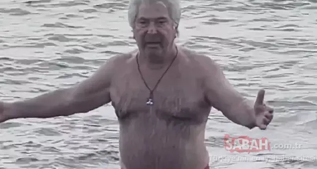 76 yaşındaki Erdal Özyağcılar, yeni yılı denizde karşıladı! Kendini buz gibi suya bıraktı