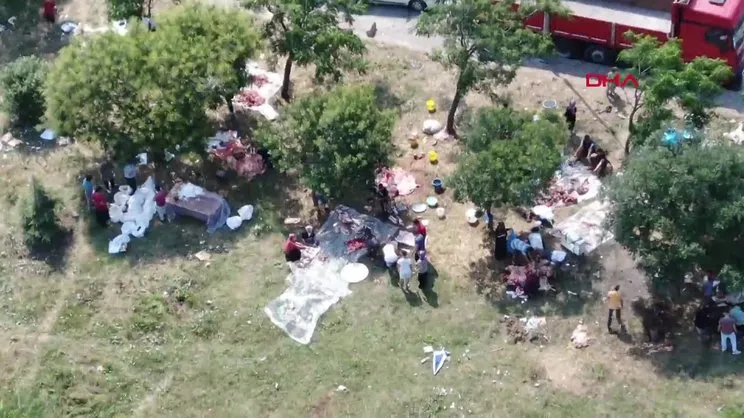 İstanbul'da 'Bu alanda kesim yasak' afişinin altında kaçak kurban kesimi kamerada